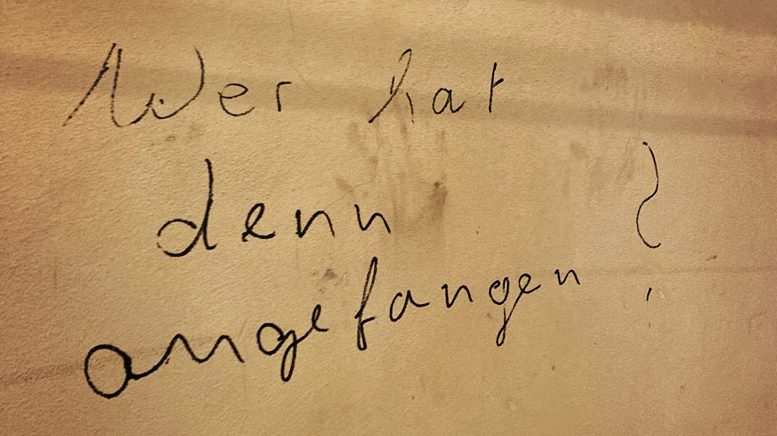 Kritzelei an einer Hauswand mit dem Wortlaut "Wer hat denn angefangen?"