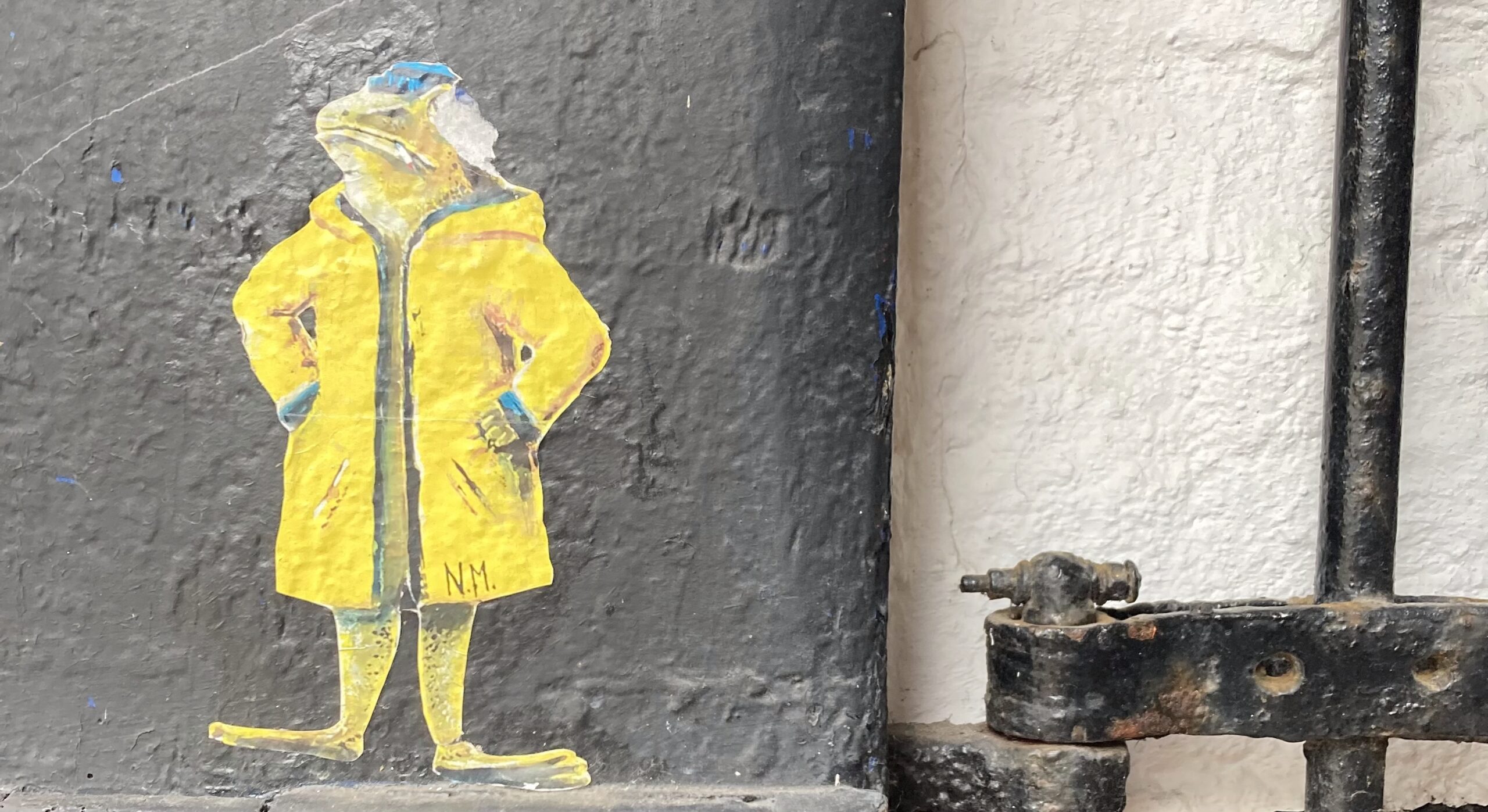 Graffiti einer Comic-Figur an einer Hauswand.